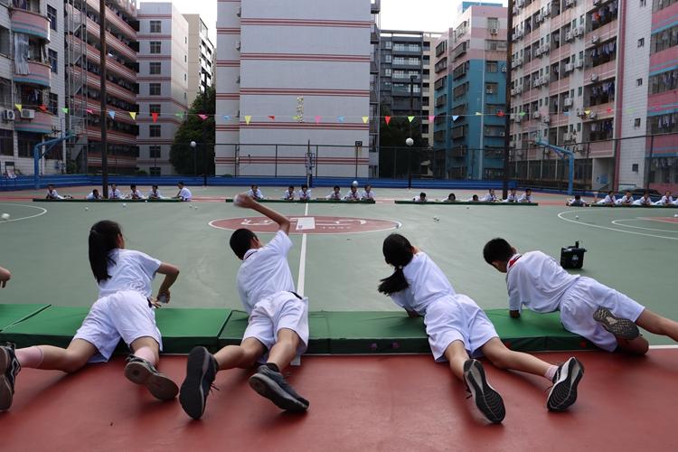 标题：为什么大陆很多人难以理解棒球规则？网友：下次比赛直接扔手雷